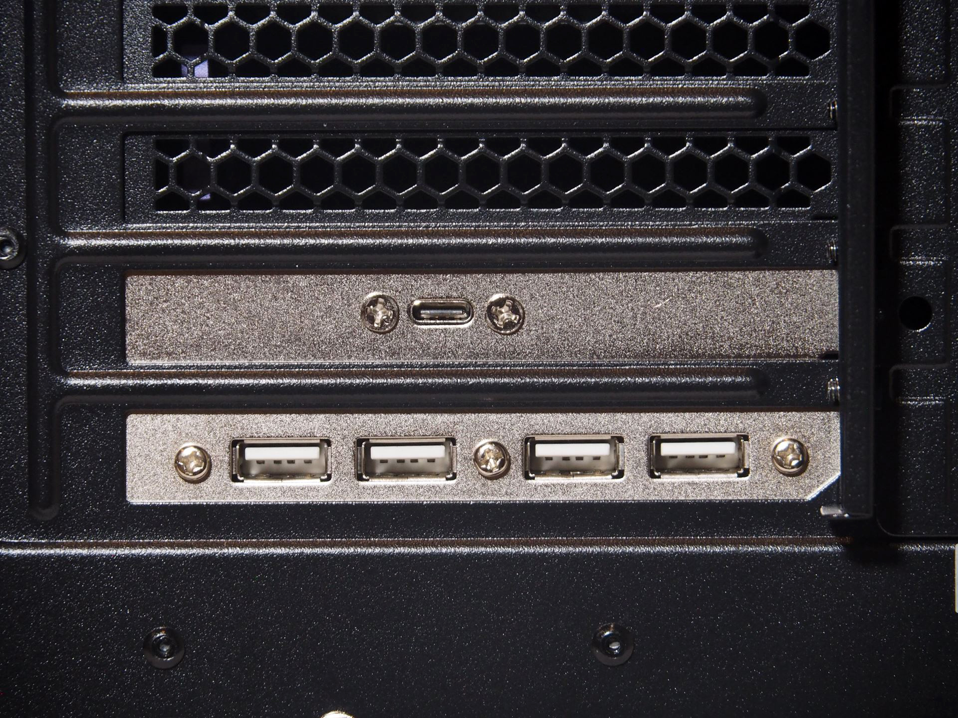 拡張スロット部分にもUSBポートが5基用意されている