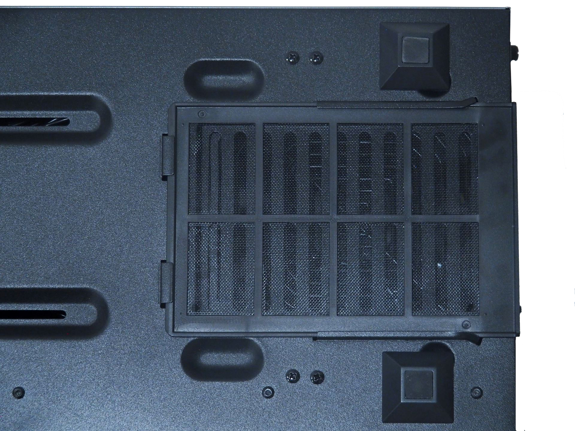 底面には電源ユニットファンへのホコリの吸い込みを防ぐフィルタが装着されている