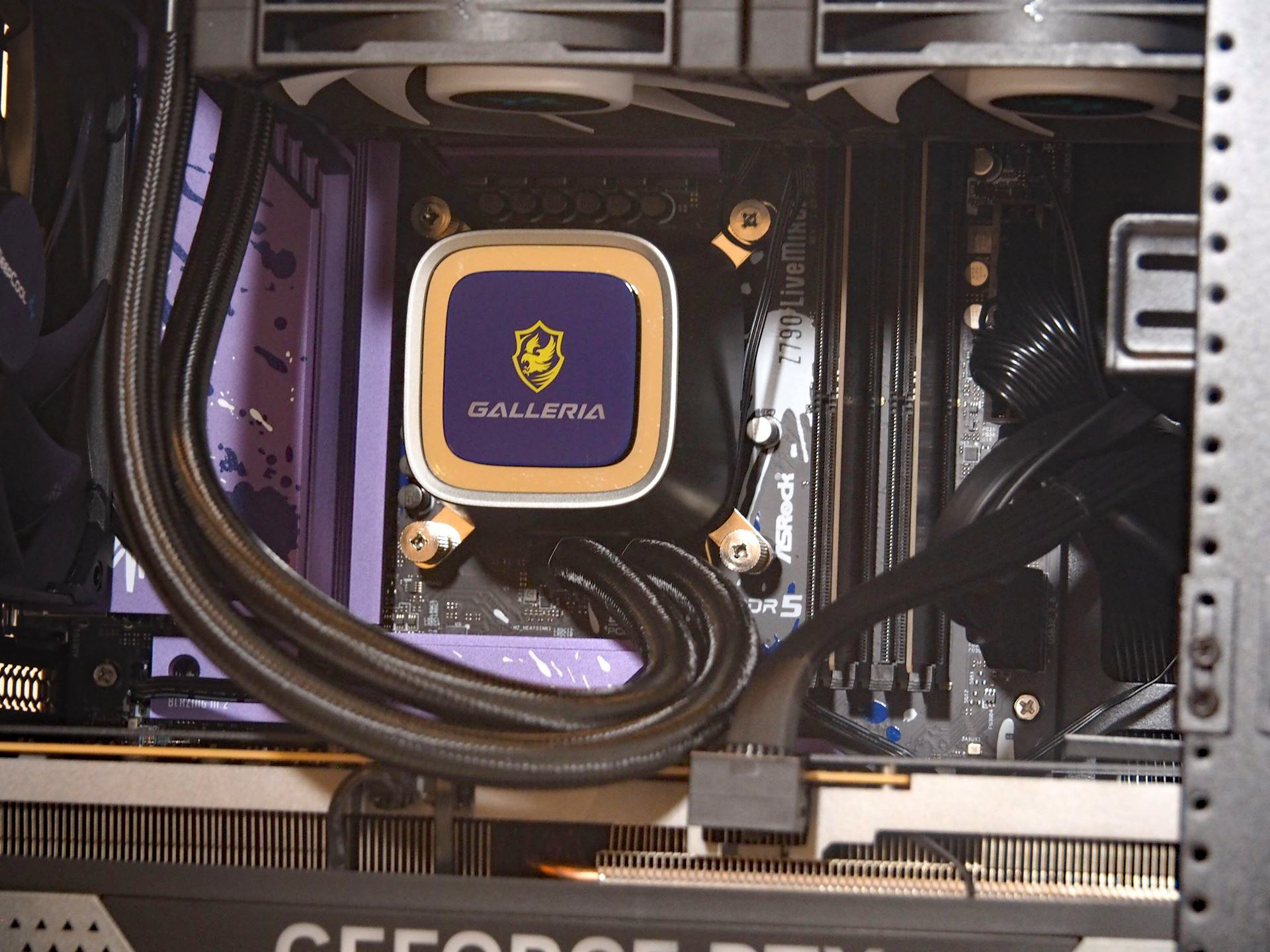 CPUにはGALLERIAロゴ付きの水冷ヘッドが装着されている