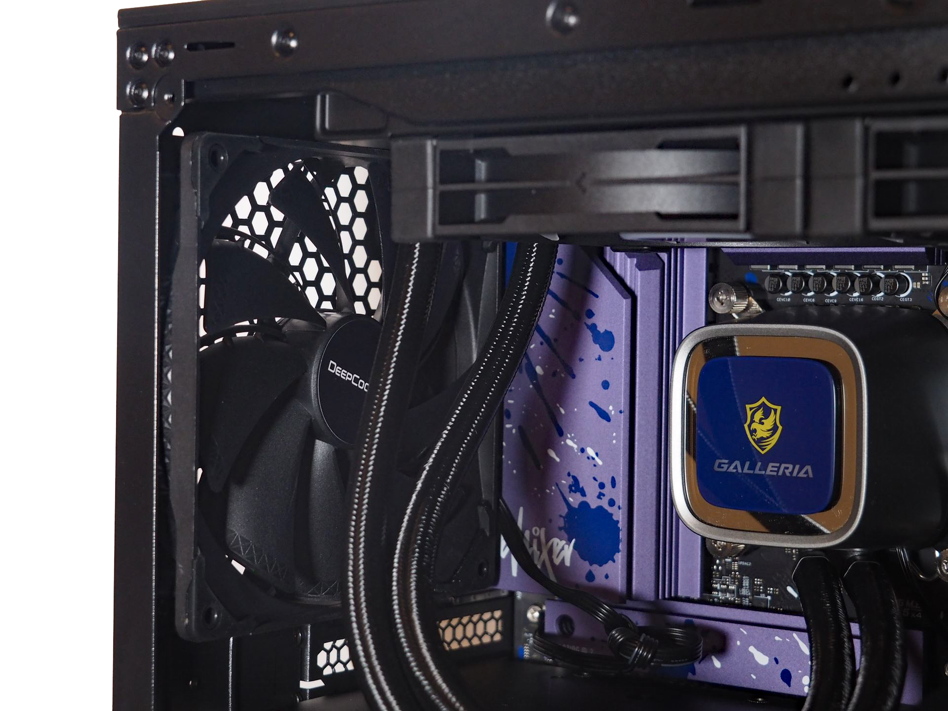 リアには140mmファンが1つ搭載されている