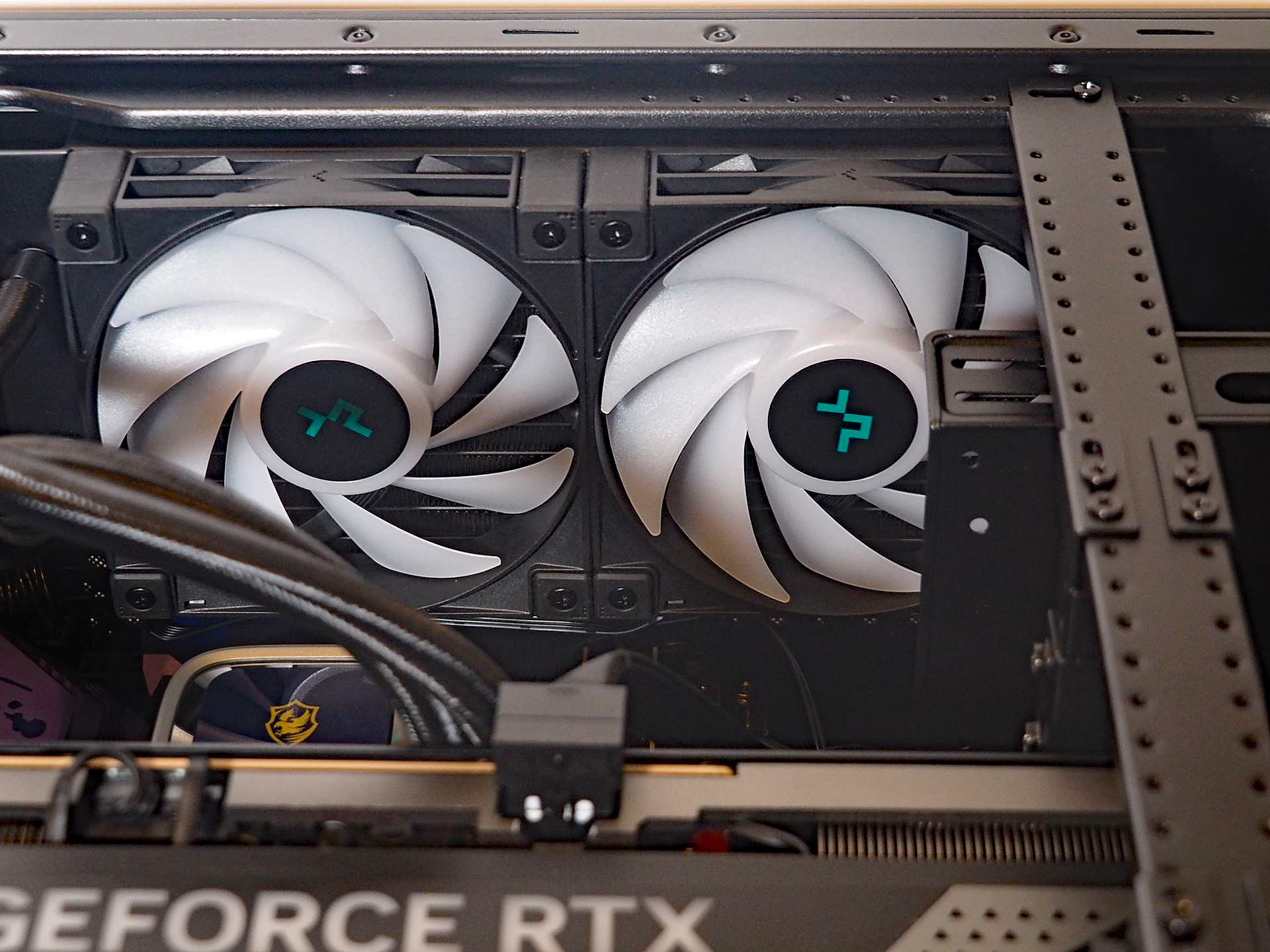 水冷ユニットのラジエーターには、ARGBライティング対応の120mmファンが2基搭載されている