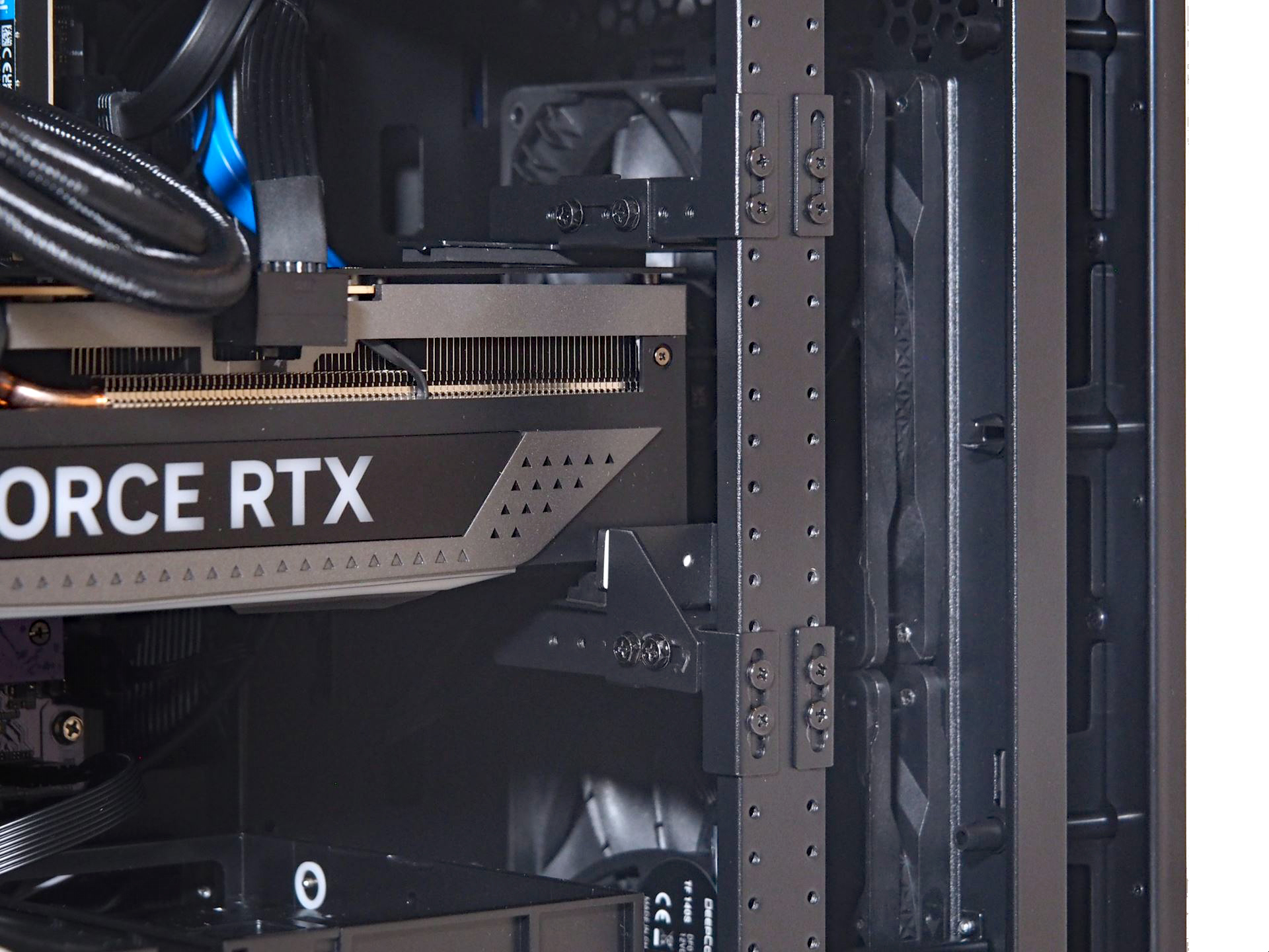 「リジッドカードサポート」によりビデオカードをしっかり固定しており、輸送時に外れてしまう心配がない