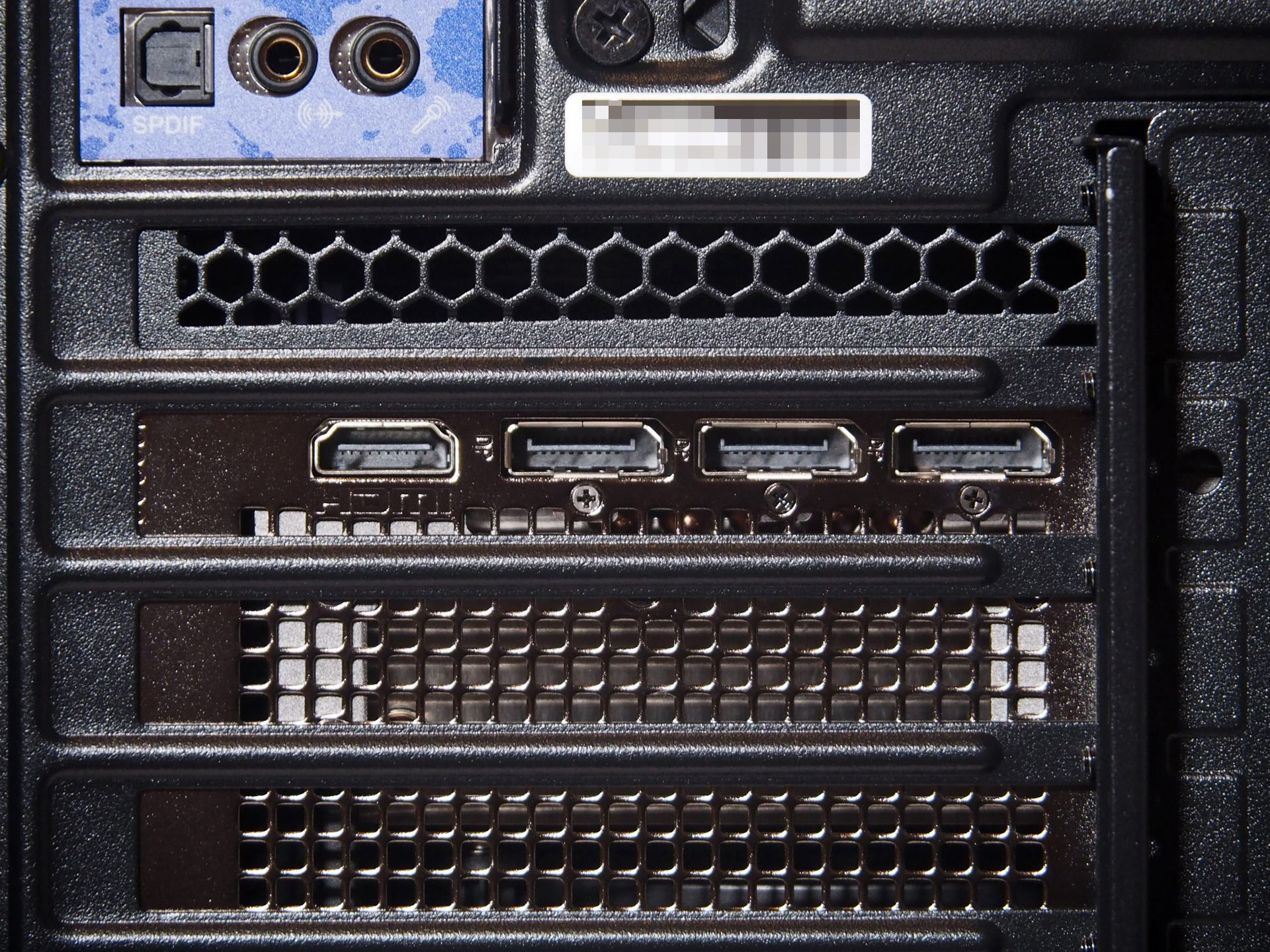 ビデオカードの出力はHDMI×1とDisplayPort×3という仕様だ