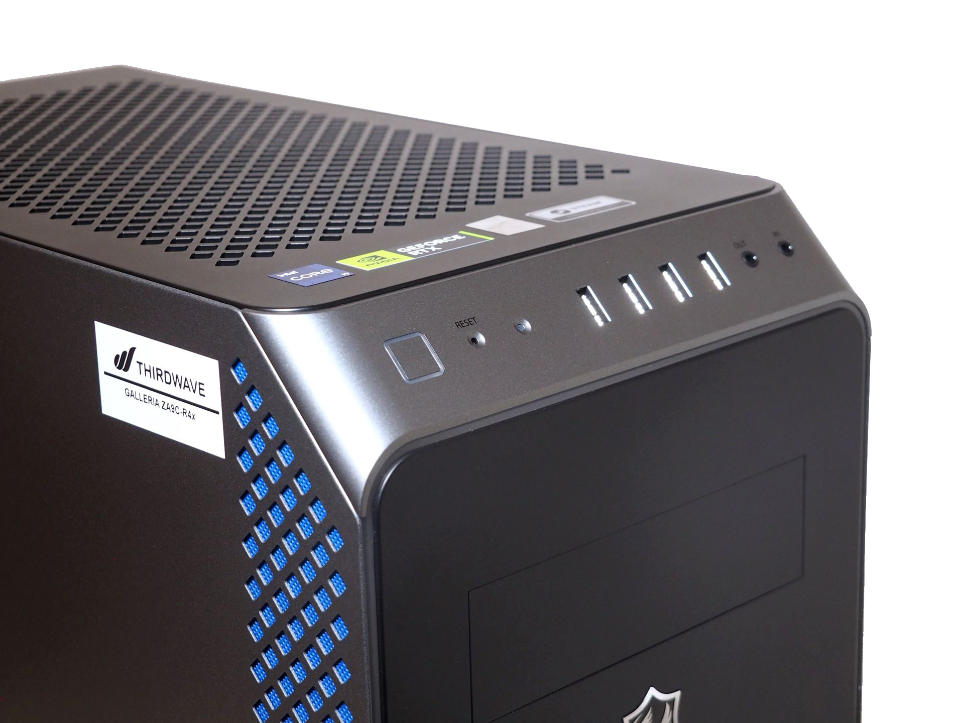 フロントパネルの上面が斜めにカットされており、USBポートなどへのアクセスがしやすい