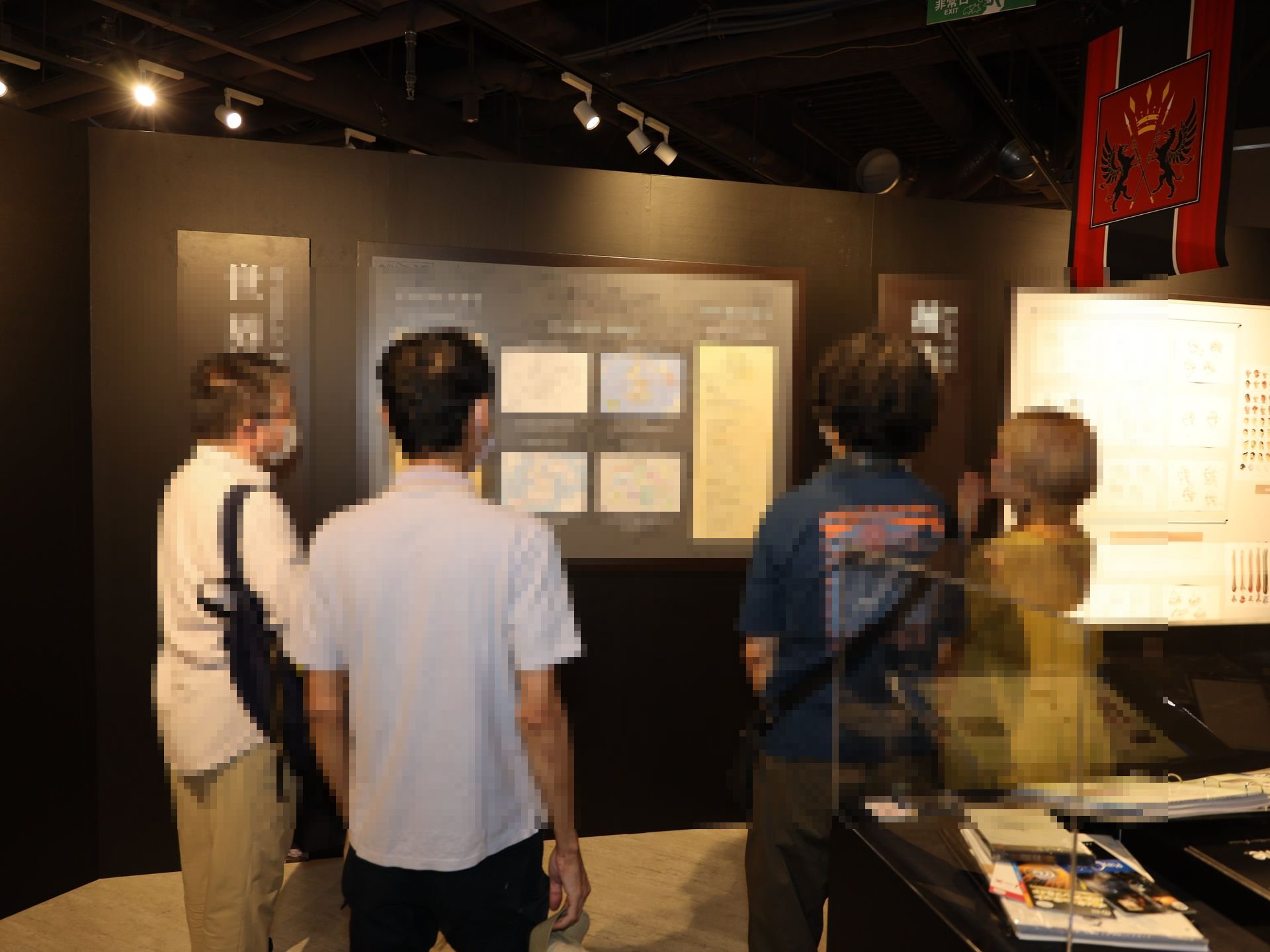 世界創造を見ながら雑談を交わすクリエイター陣