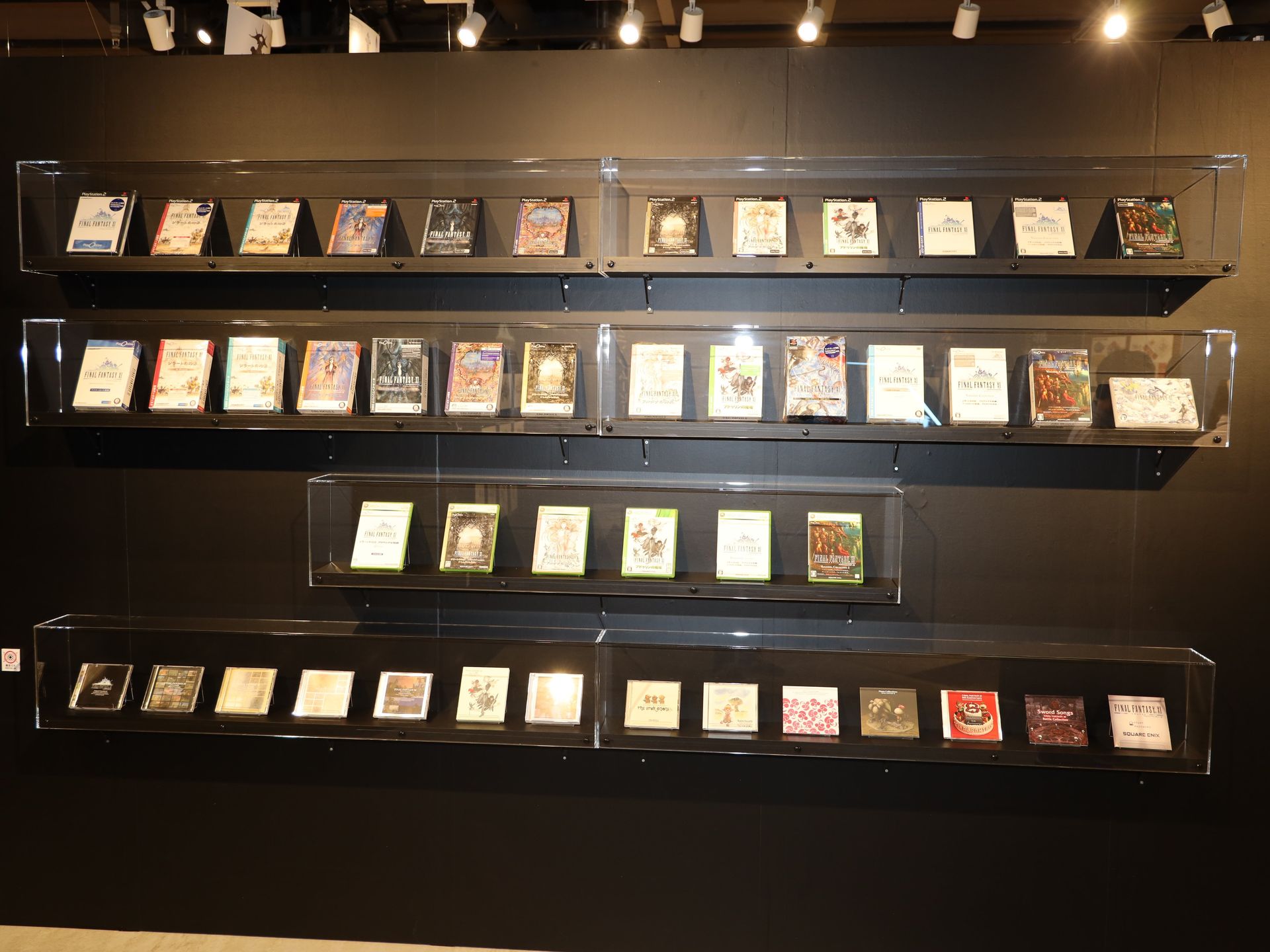 「FFXI」本編から現在までの歴代のパッケージ。プラットフォームごとに並べられている。最下段はサントラだ