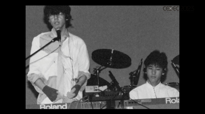 兄弟で「TOSA」というバンドを組んだ。当時は暗い曲が多かったとのこと