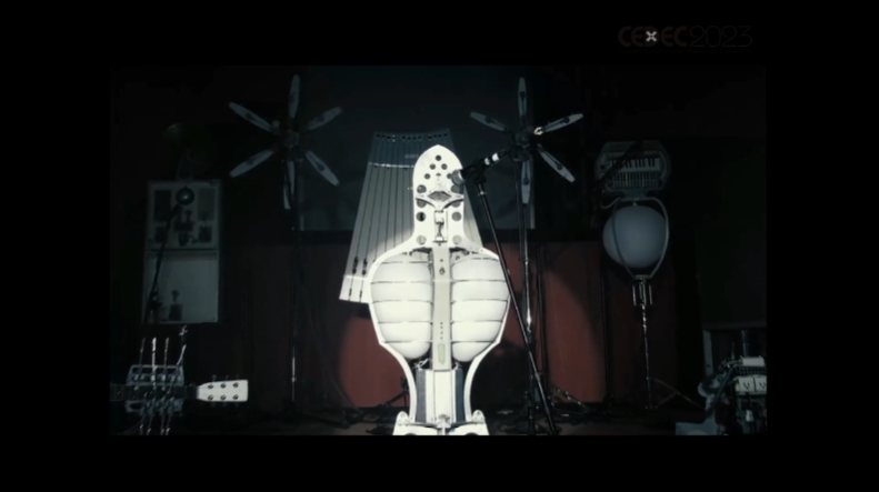 2003年に発表した「SEAMOONS」では、ゴムで人工的に声帯を再現。この時の“不安定な面白さ”がオタマトーンにつながっている