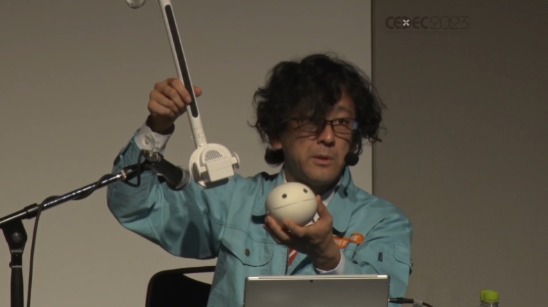 顔を動かすことによって、音にビブラートなどの表情が生まれている