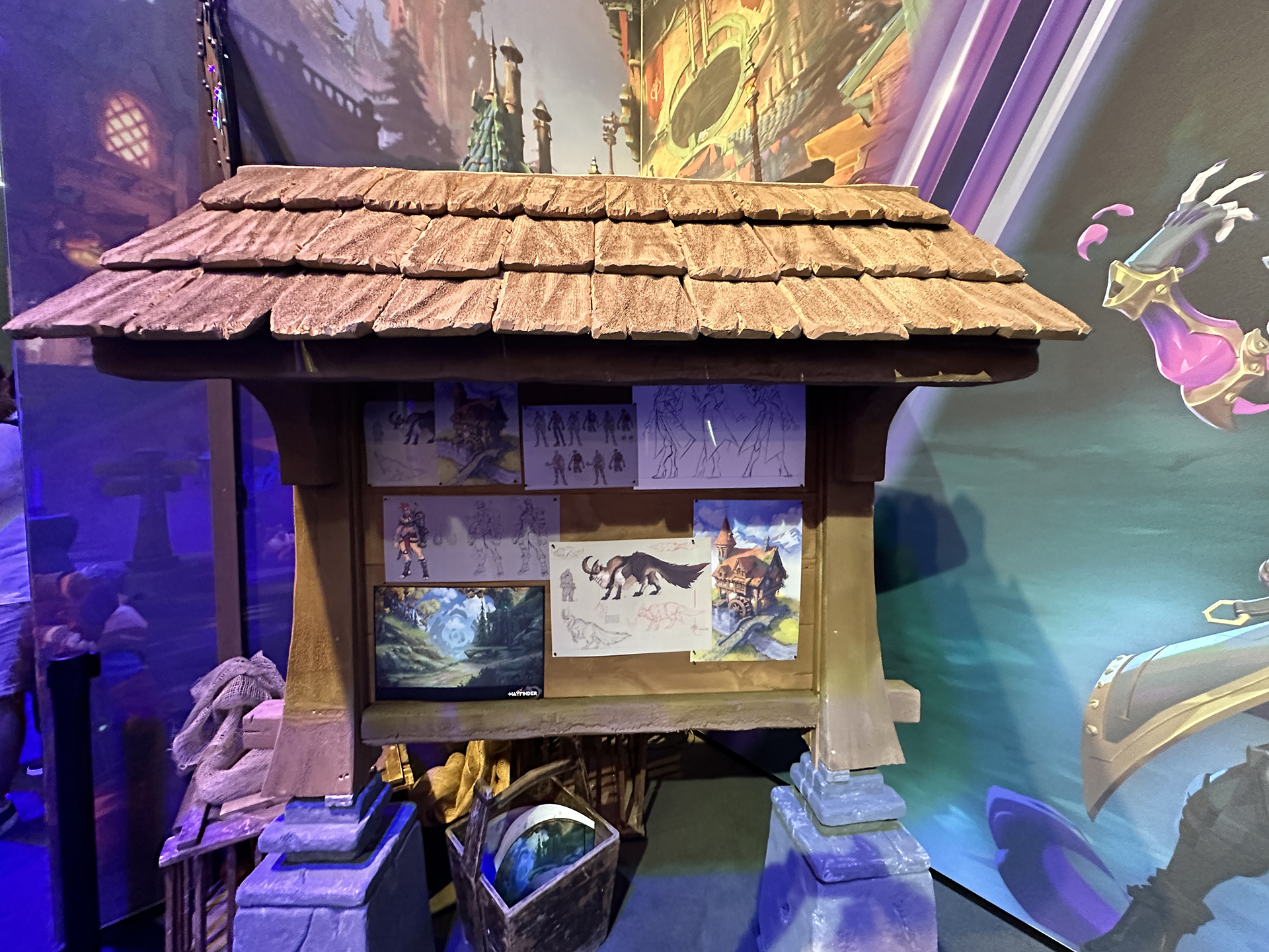 ブースの外には設定画が飾ってあった