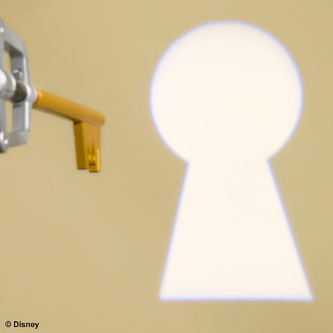 キングダム ハーツ」より鍵穴の形でライトが光るキーブレードのグッズ