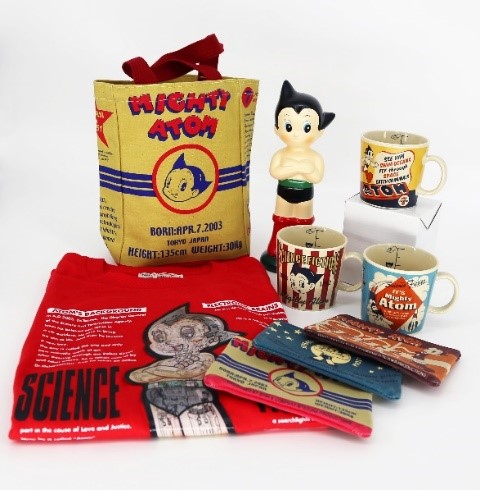 マグカップ1,210円/バンク・アトム2,420円/ミニポーチ858円/トートバッグ2,090円/Tシャツ4,620円ほか