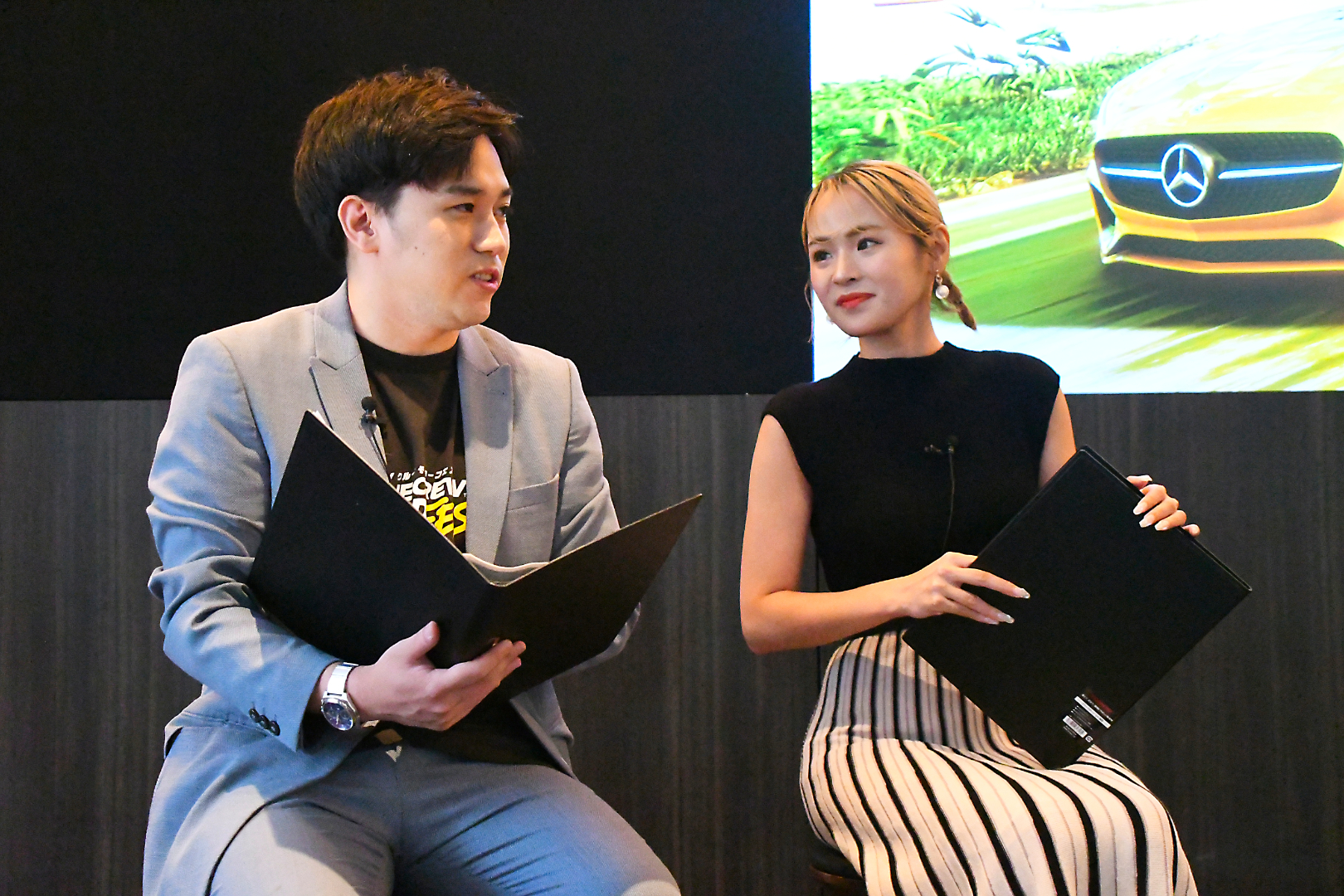 司会進行を務める、左からOkayamaさん、野々宮ミカさん