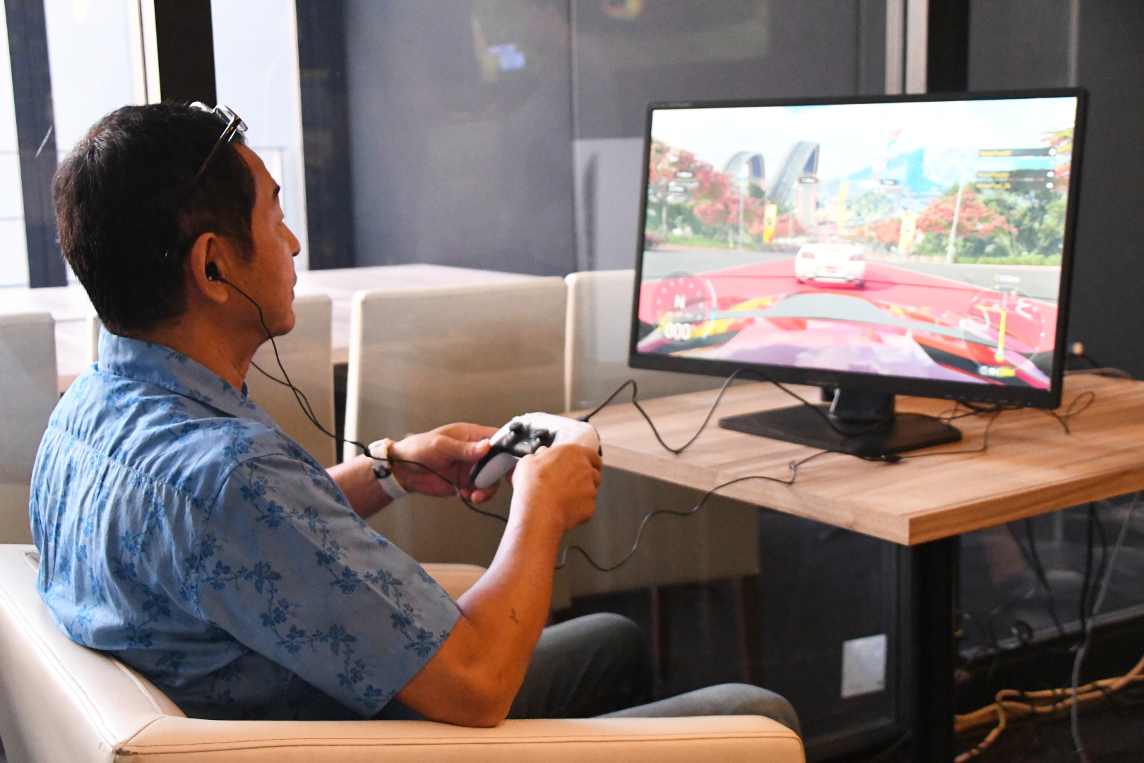 初めてのコントローラー操作にうまくいかない様子