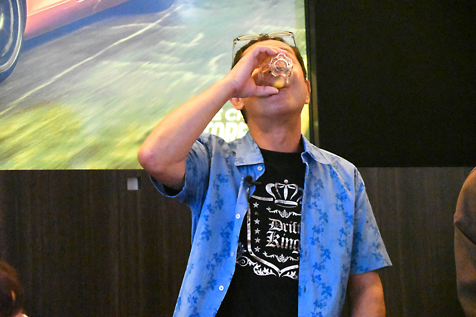 罰ゲームの青汁を豪快に一気飲み