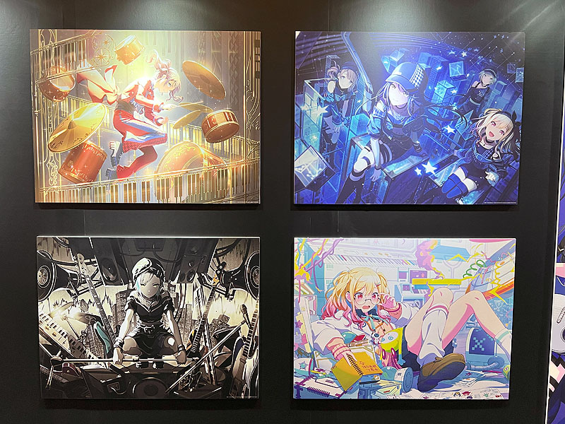 別会場に用意されたグッズ物販会場横には展示会場も併設。ライブ後には多くのファンが列を作っていた