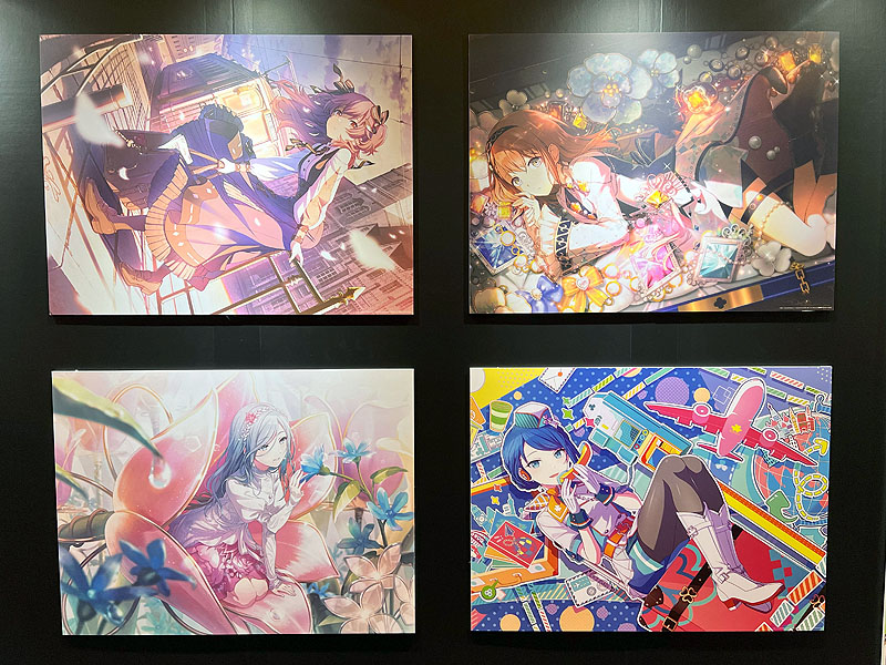 別会場に用意されたグッズ物販会場横には展示会場も併設。ライブ後には多くのファンが列を作っていた