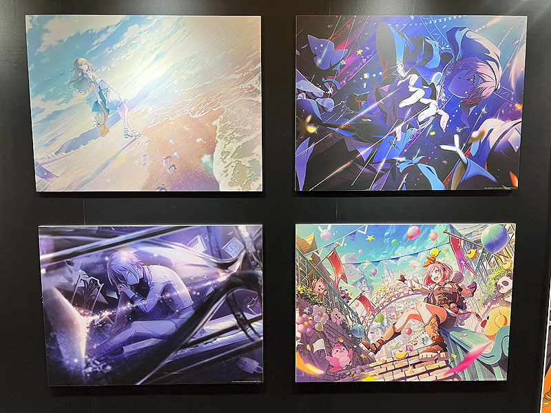 別会場に用意されたグッズ物販会場横には展示会場も併設。ライブ後には多くのファンが列を作っていた