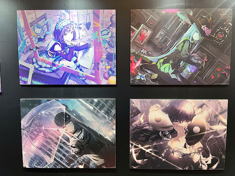 別会場に用意されたグッズ物販会場横には展示会場も併設。ライブ後には多くのファンが列を作っていた