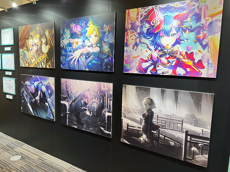 別会場に用意されたグッズ物販会場横には展示会場も併設。ライブ後には多くのファンが列を作っていた