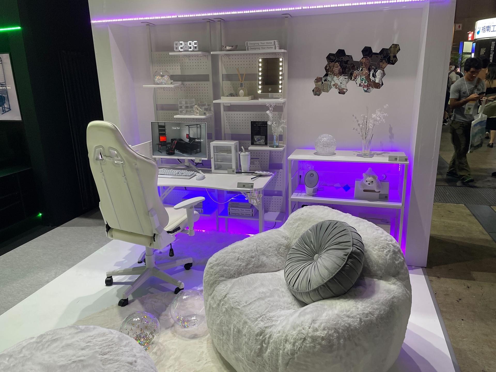 ネフライトさんとのコラボモデル部屋など、様々なコーディネート例が展示されている