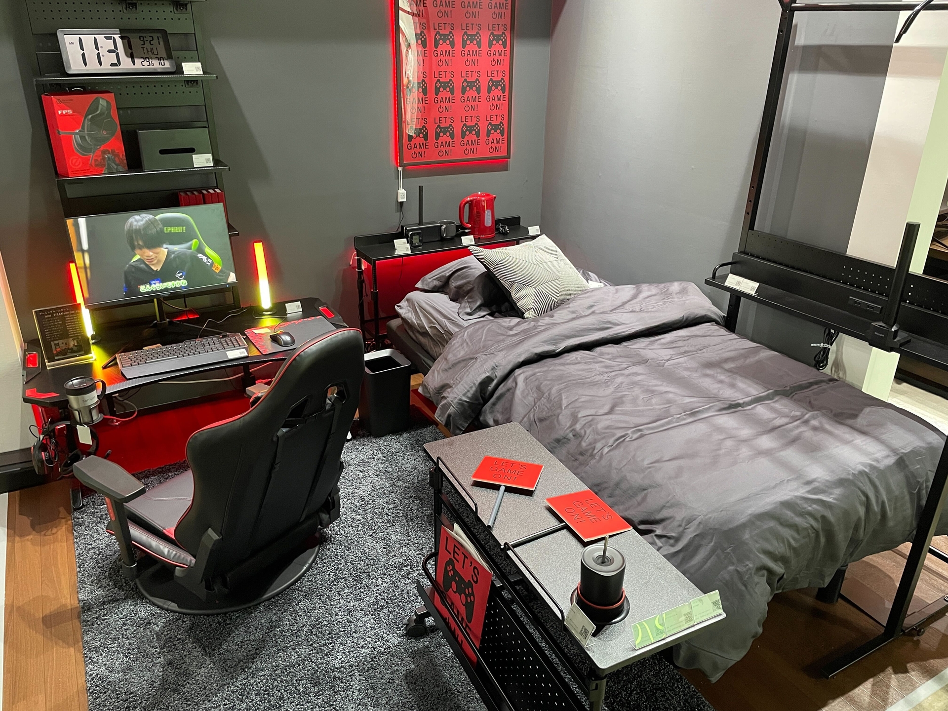 ネフライトさんとのコラボモデル部屋など、様々なコーディネート例が展示されている