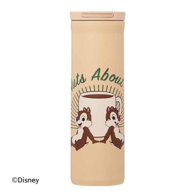 表面には、カップの前に佇むチップ＆デールのアートワークが「I‘m Nuts About You! （君に夢中になっちゃった！）」というワードと共に、インパクト大きく入っている