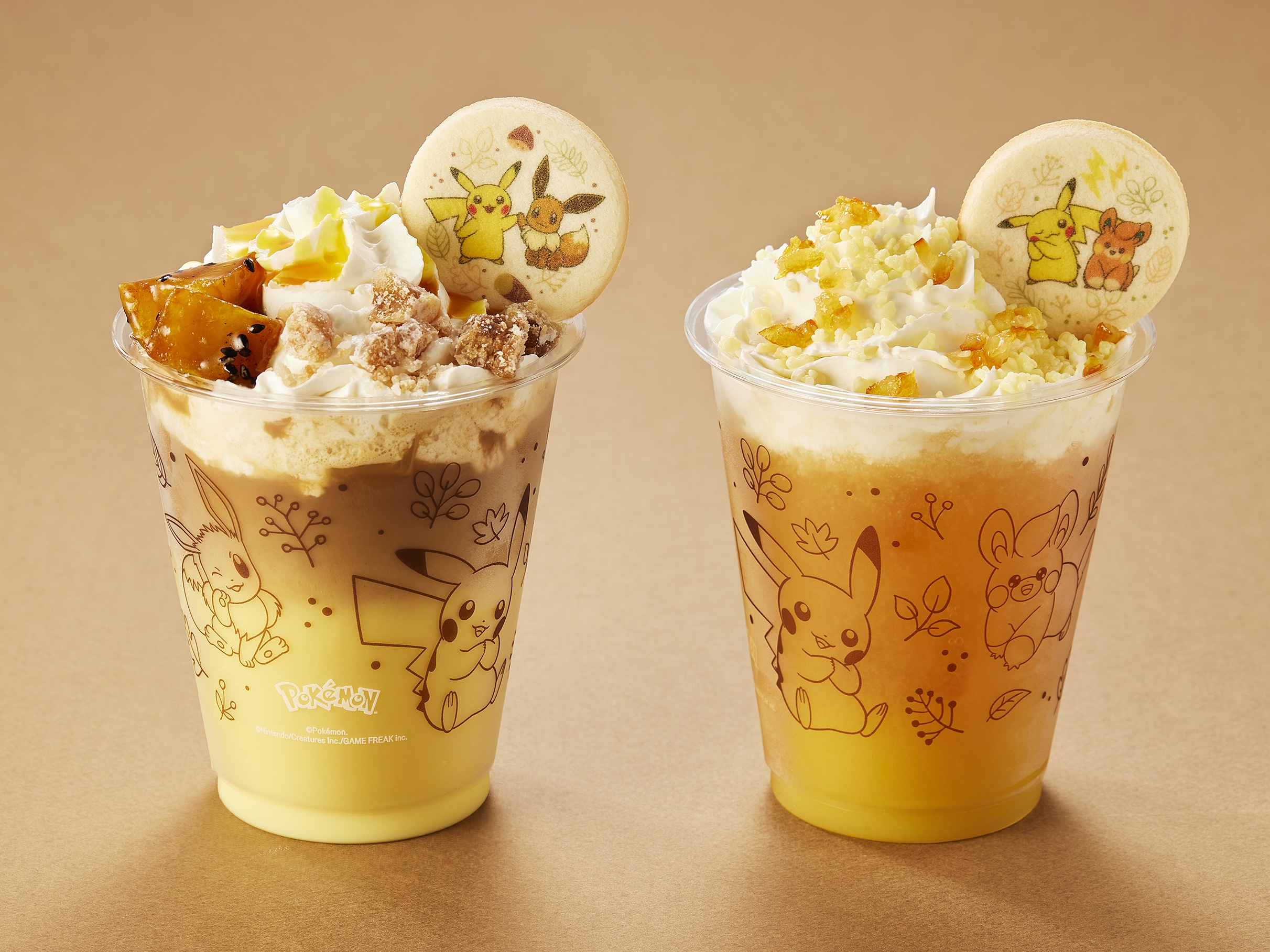 「ピカチュウとイーブイの仲良しお芋マロンラテ」990円（左）、「ピカチュウとパモのパチパチ電気オレンジティー」990円（右）
