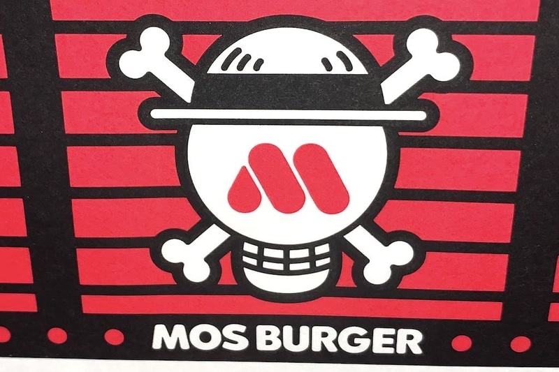 「モスチキンパック」と「バラエティパック」はコラボ仕様の宝箱をイメージした箱で提供される。箱にはオリジナルのロゴがデザイン