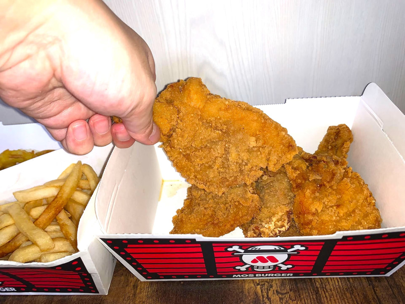 チキンは手でガシッと掴んで海賊のように豪快にかぶりついていただきたい