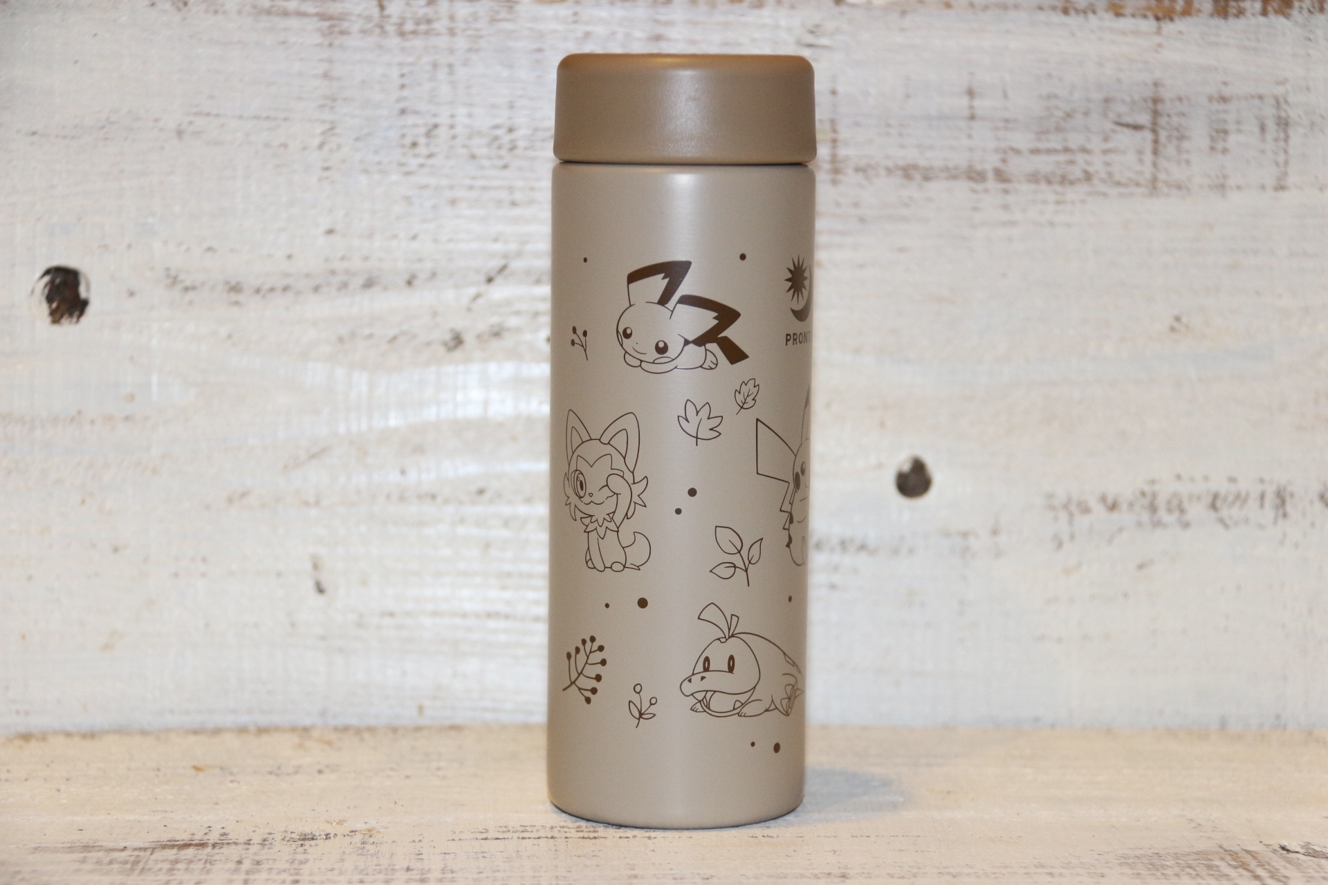 ぐるっと一周、ポケモンたちが描かれたポケモンオリジナルサーモステンレスボトル。ピチューやミミッキュなどもいる