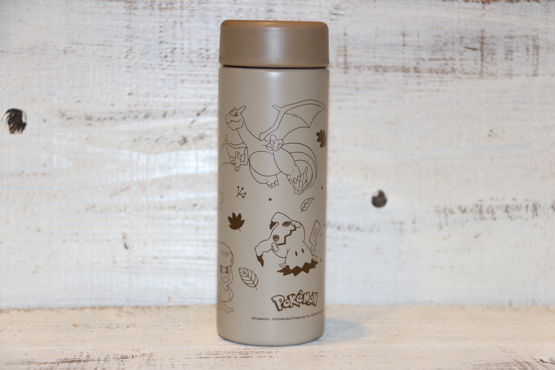 ぐるっと一周、ポケモンたちが描かれたポケモンオリジナルサーモステンレスボトル。ピチューやミミッキュなどもいる