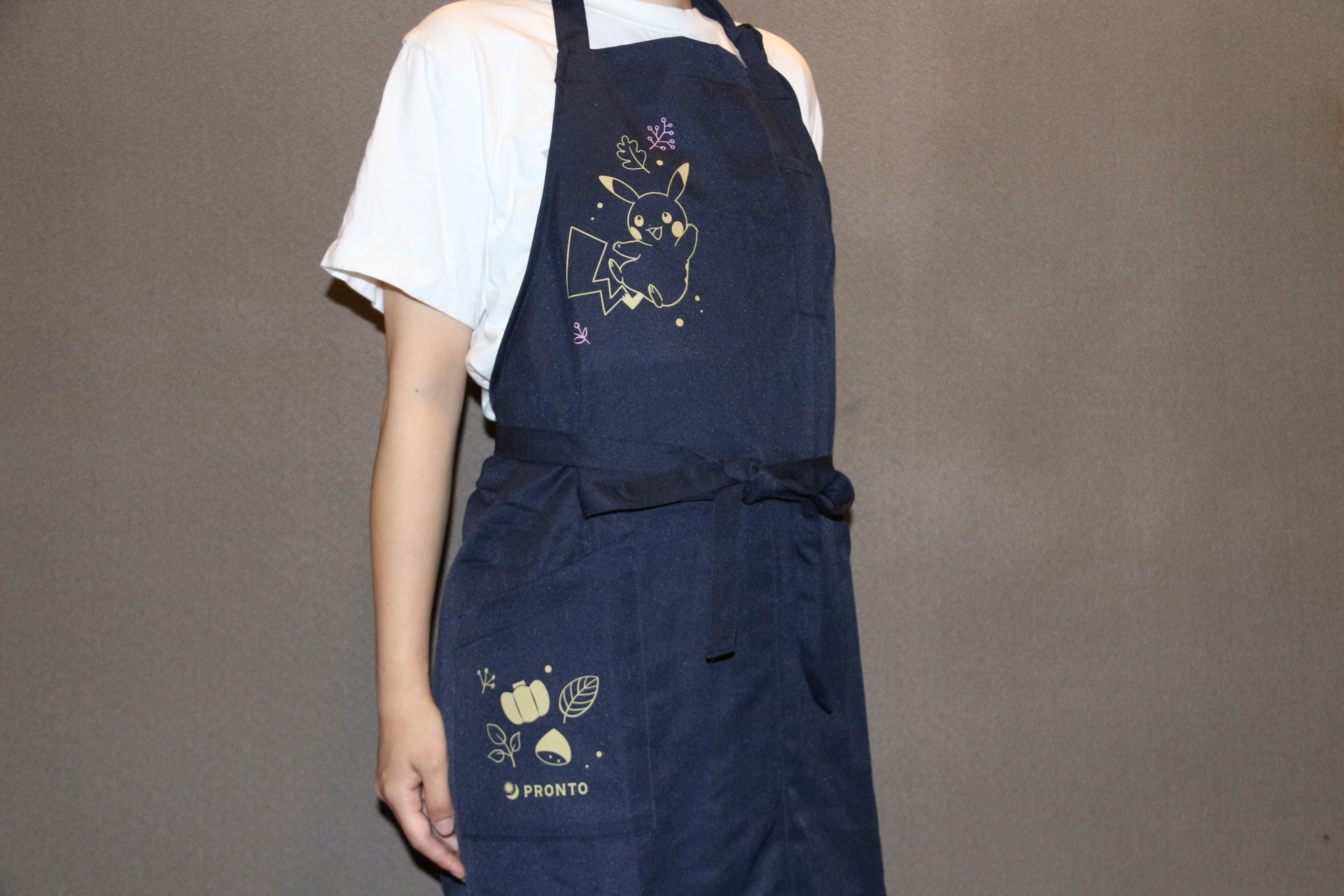 期間中は店舗のスタッフも着用するというエプロン。落ち着いた仕上がりながら、胸元のピカチュウが非常にかわいらしい