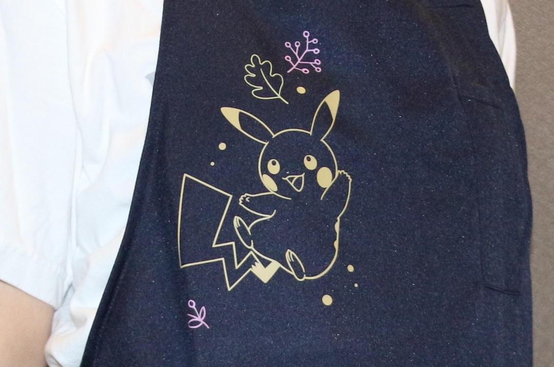 期間中は店舗のスタッフも着用するというエプロン。落ち着いた仕上がりながら、胸元のピカチュウが非常にかわいらしい
