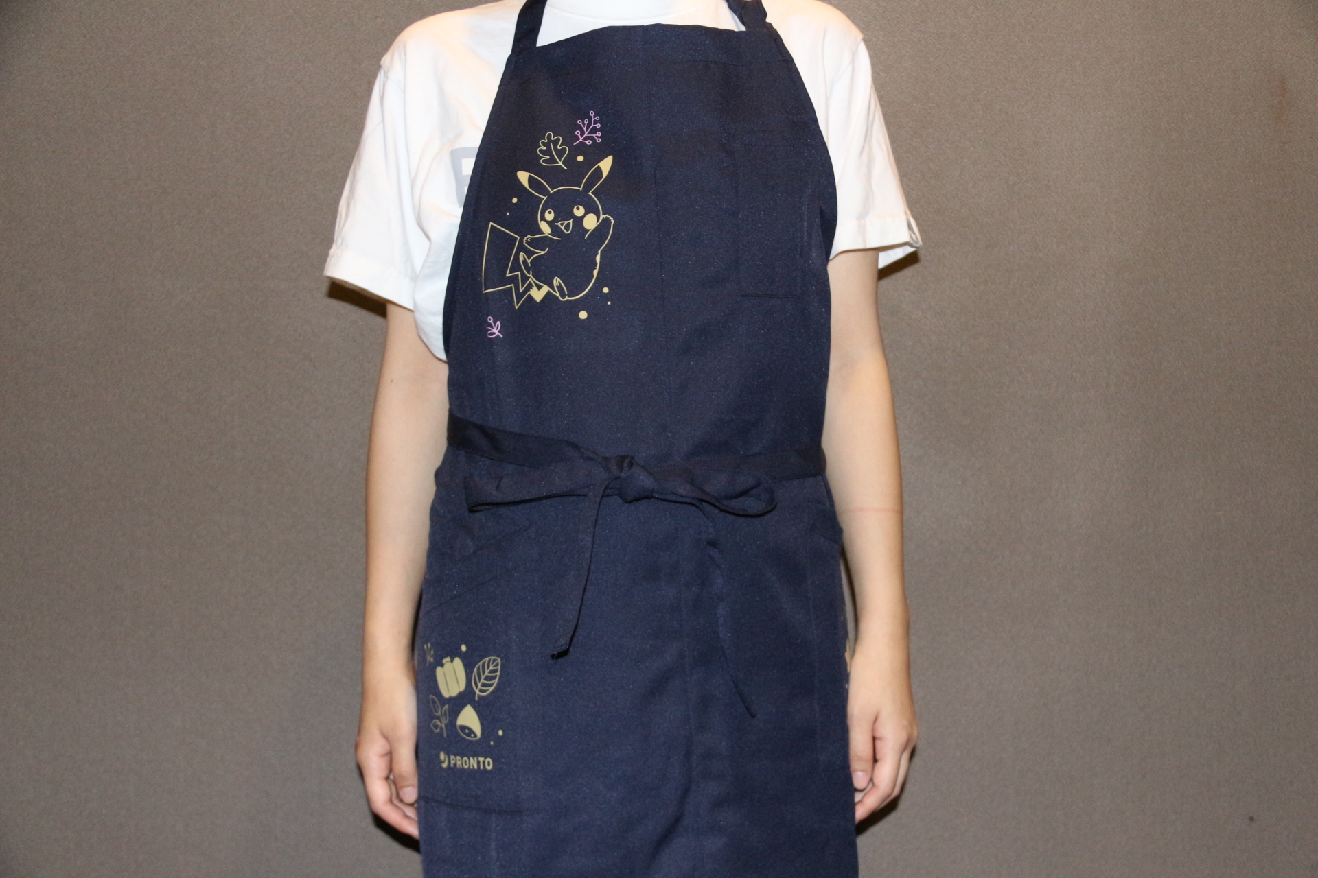 期間中は店舗のスタッフも着用するというエプロン。落ち着いた仕上がりながら、胸元のピカチュウが非常にかわいらしい