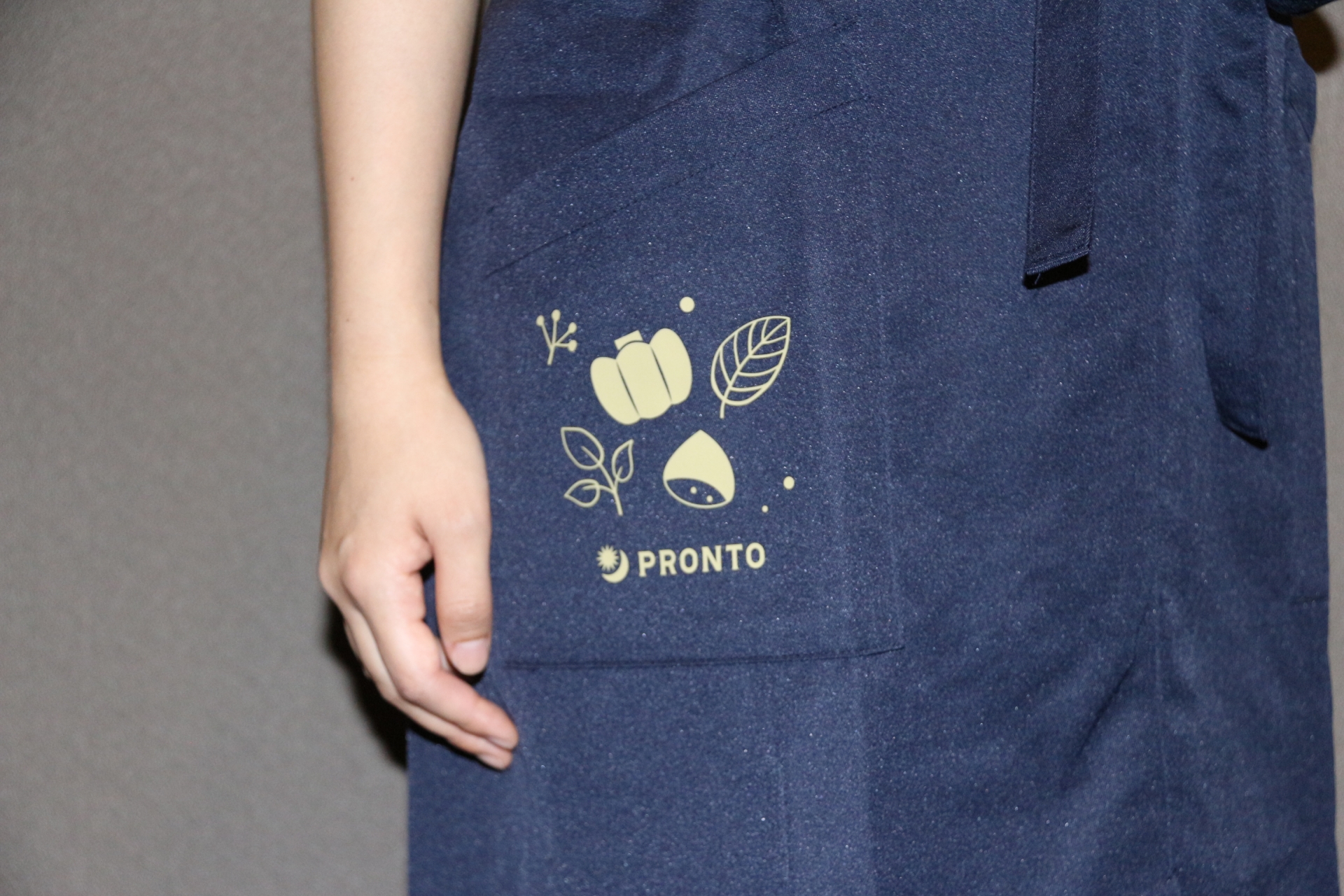 期間中は店舗のスタッフも着用するというエプロン。落ち着いた仕上がりながら、胸元のピカチュウが非常にかわいらしい