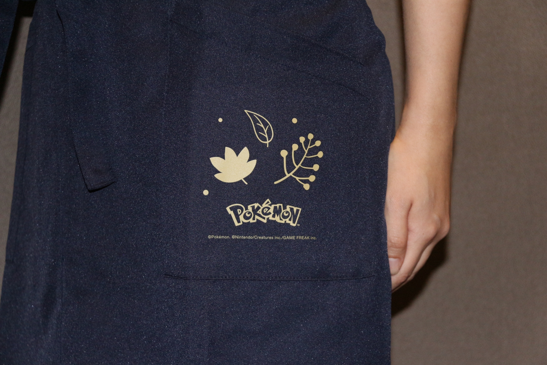 期間中は店舗のスタッフも着用するというエプロン。落ち着いた仕上がりながら、胸元のピカチュウが非常にかわいらしい