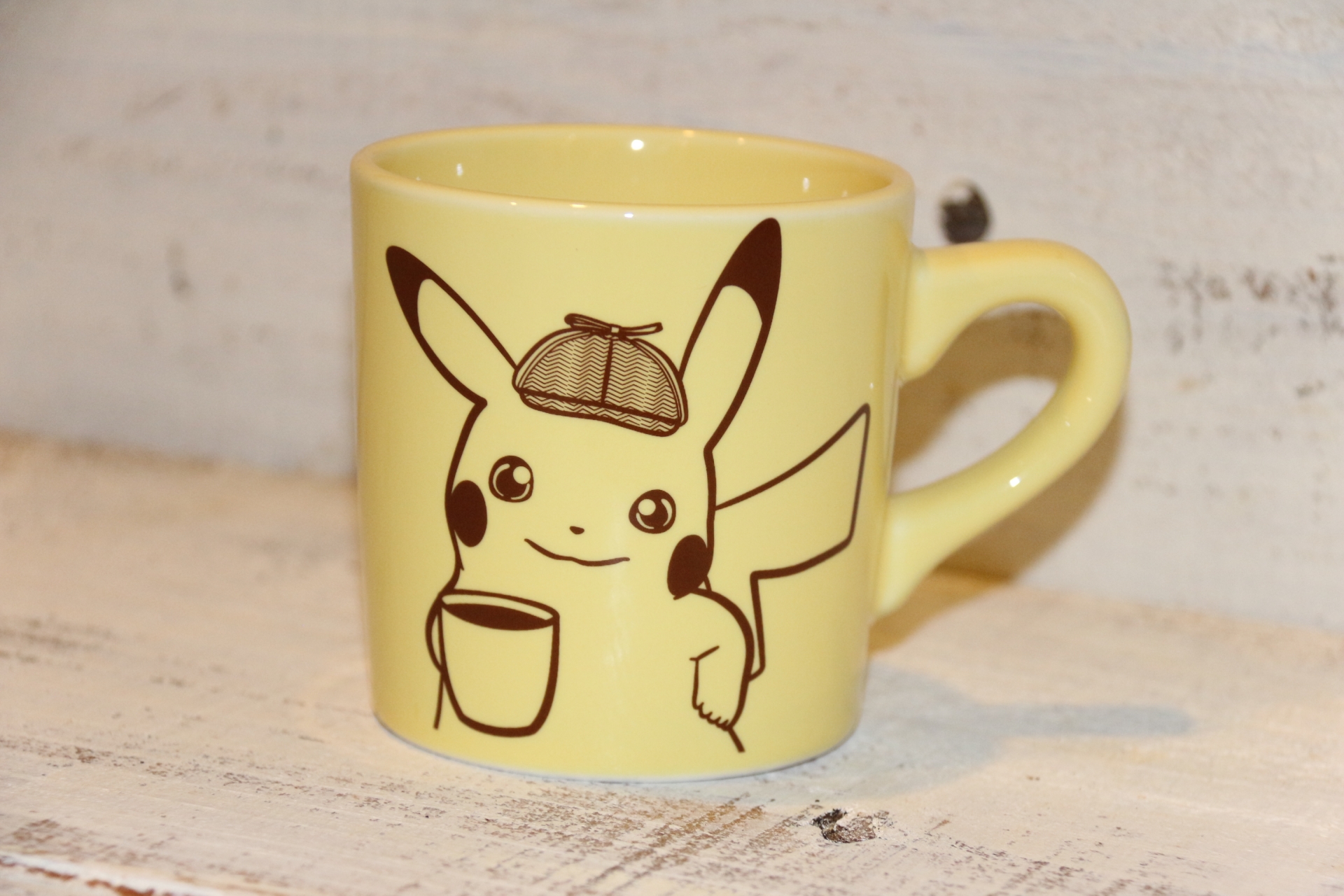 名探偵ピカチュウオリジナルマグカップ。“おっさん”ピカチュウが大きくデザインされている