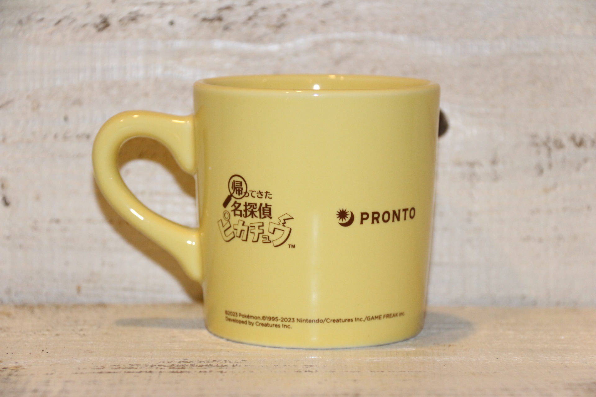 名探偵ピカチュウオリジナルマグカップ。“おっさん”ピカチュウが大きくデザインされている