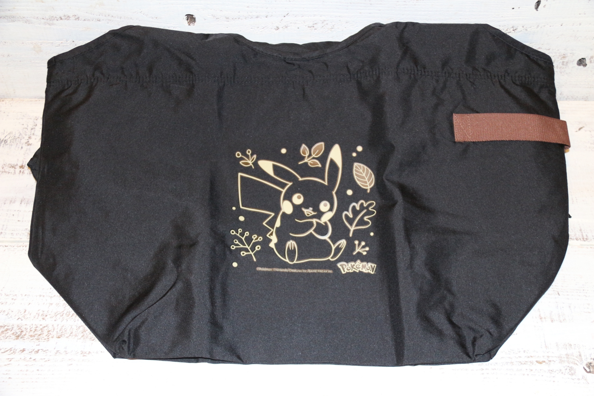 ポケモンオリジナルビッグ保冷バッグ。ピカチュウのかわいらしさと実用性を兼ね備えた保冷バッグ。マチや巾着機能が付いていて、日常的に頼りになりそうだ