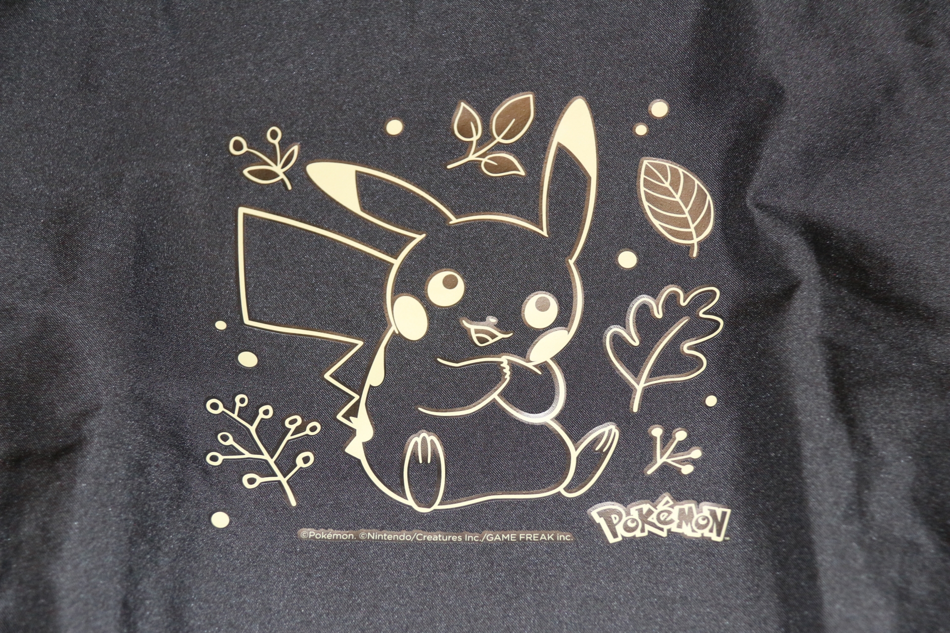 ポケモンオリジナルビッグ保冷バッグ。ピカチュウのかわいらしさと実用性を兼ね備えた保冷バッグ。マチや巾着機能が付いていて、日常的に頼りになりそうだ