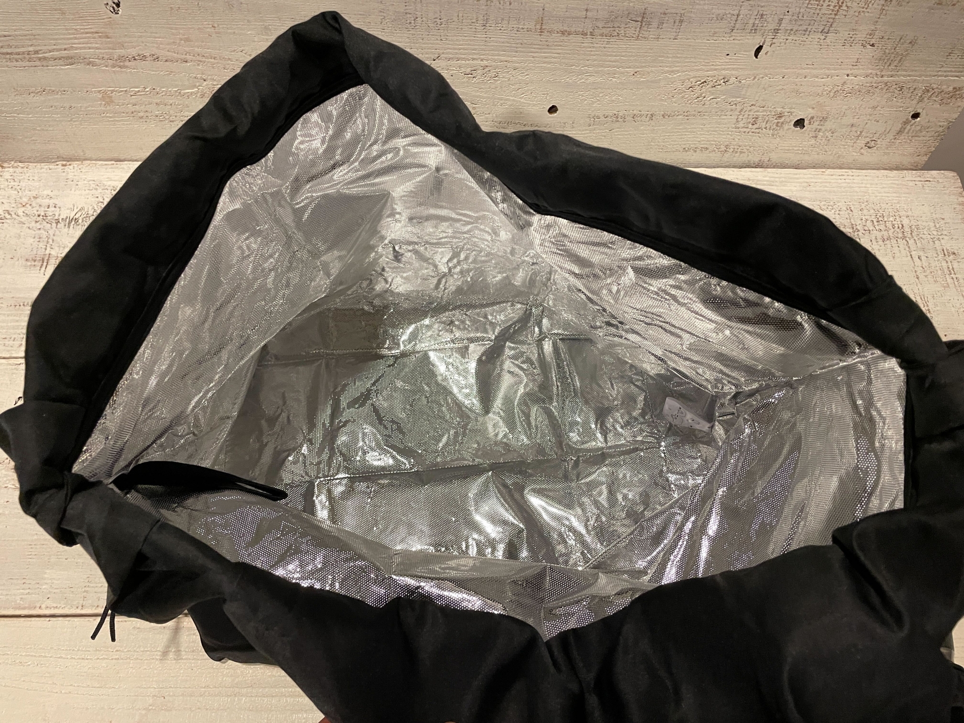 ポケモンオリジナルビッグ保冷バッグ。ピカチュウのかわいらしさと実用性を兼ね備えた保冷バッグ。マチや巾着機能が付いていて、日常的に頼りになりそうだ