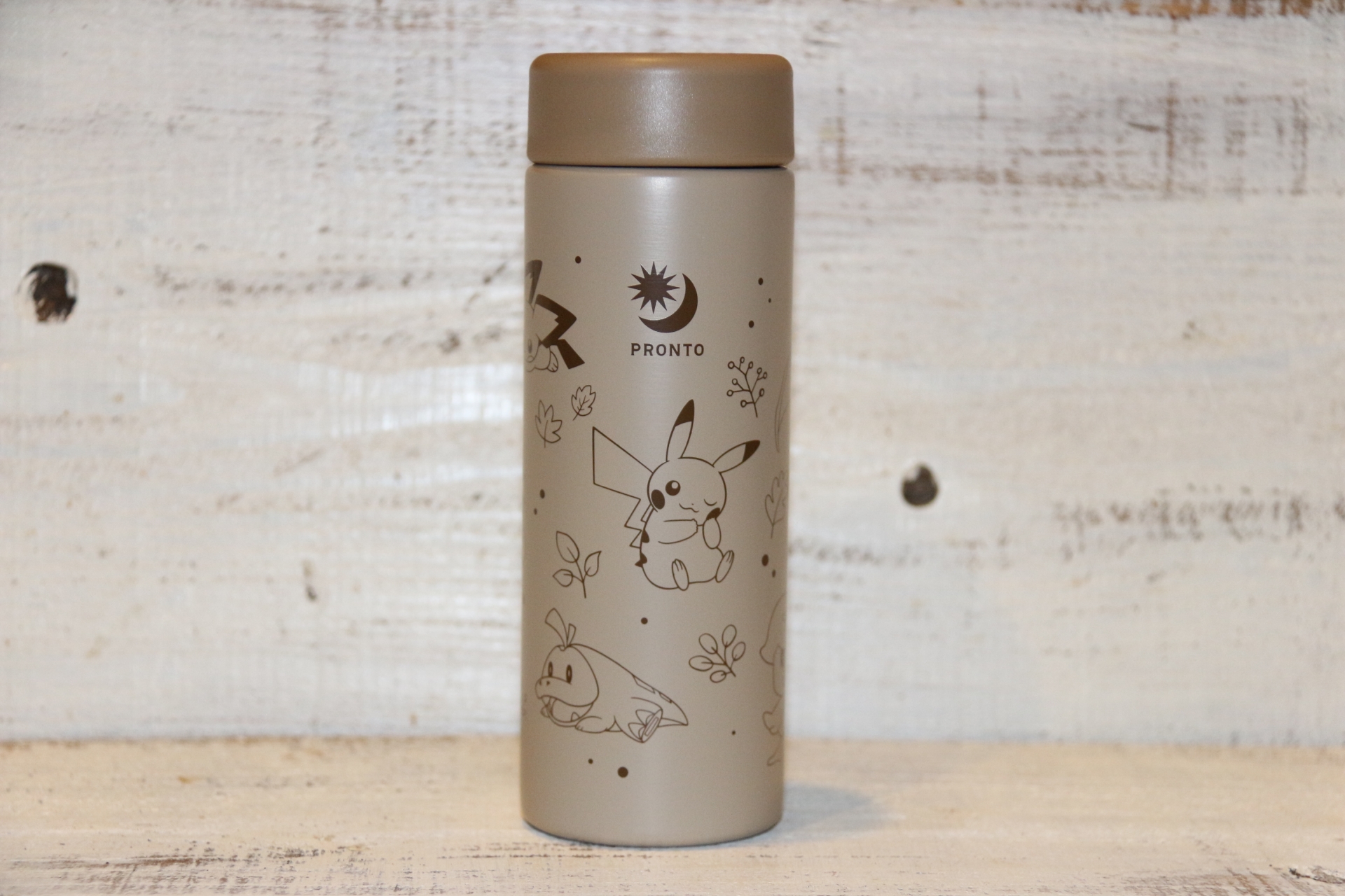 ぐるっと一周、ポケモンたちが描かれたポケモンオリジナルサーモステンレスボトル。ピチューやミミッキュなどもいる