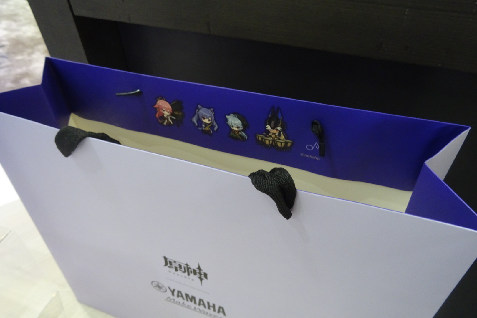 オリジナルペーパーバッグの内側には4人がデザインされているなど細かな点も作り込まれている！