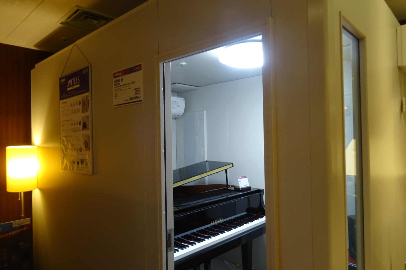 ゲーム実況者にも売れているという防音室は様々なサイズ・価格帯の製品が販売されており、実際に中に入ることも可能