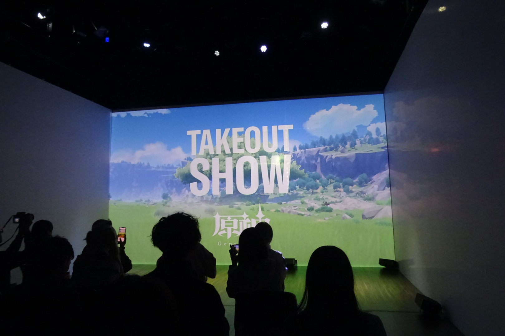 スクリーンには「原神」の映像も流れる。レザーやセノ、刻晴（こくせい）や八重神子（やえみこ）が登場していた