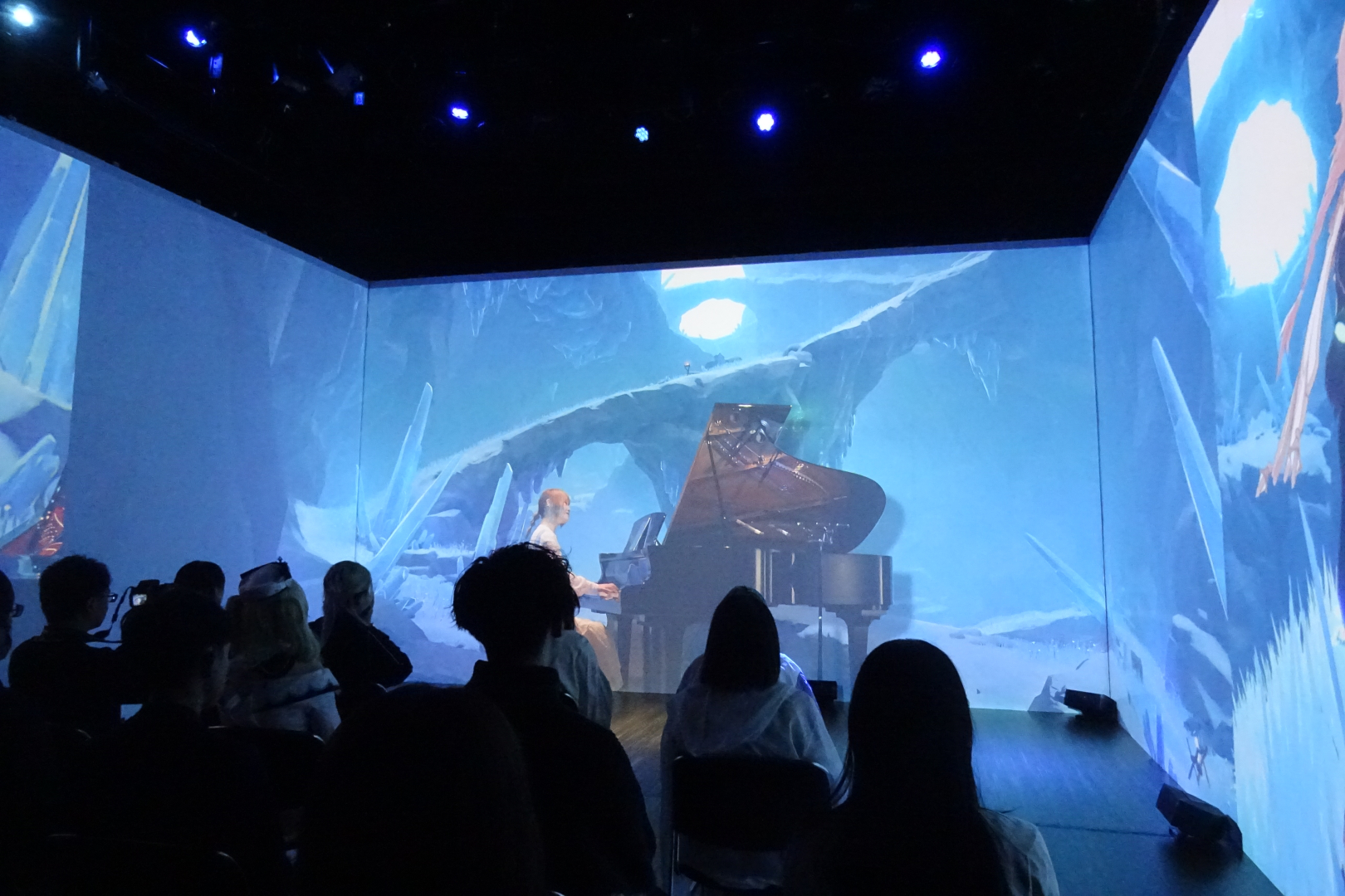 スクリーンには「原神」の映像も流れる。レザーやセノ、刻晴（こくせい）や八重神子（やえみこ）が登場していた