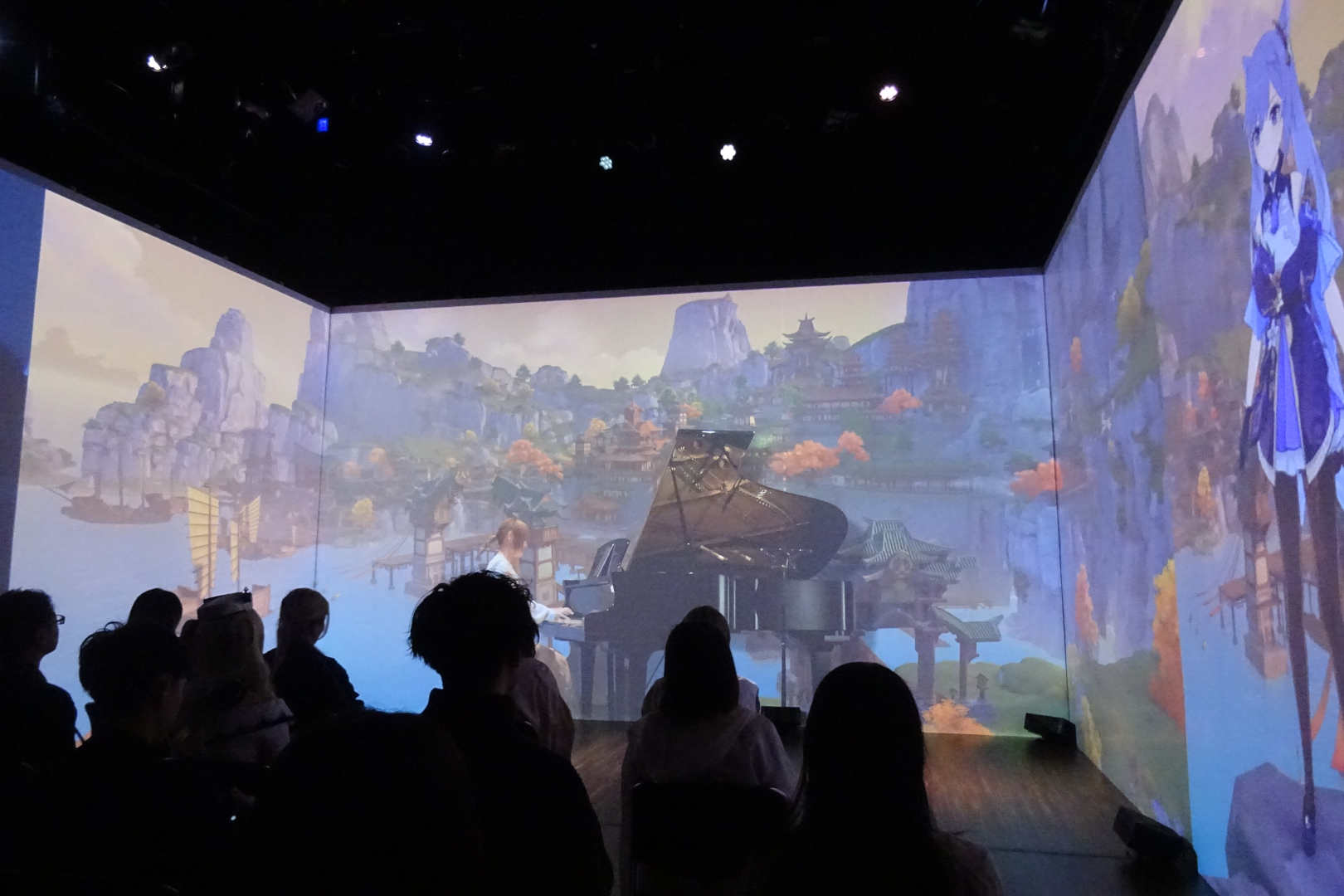 スクリーンには「原神」の映像も流れる。レザーやセノ、刻晴（こくせい）や八重神子（やえみこ）が登場していた