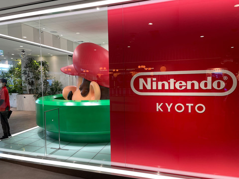 巨大なマリオがお出迎え！ Nintendo KYOTOにマリオが土管から顔