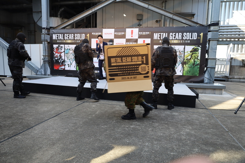 退場の際もダンボールを被ってステルスアクション。敵に見つかることなく無事会場を後にしていた